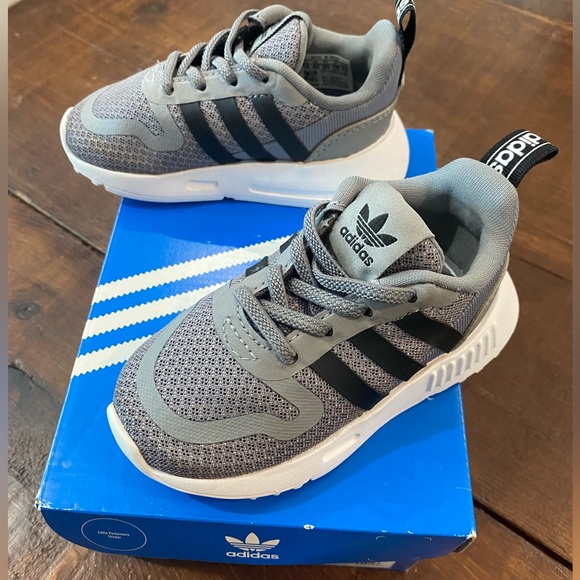 ADIDAS toddler tennis shoe  - NEW - Picture 2 of 4